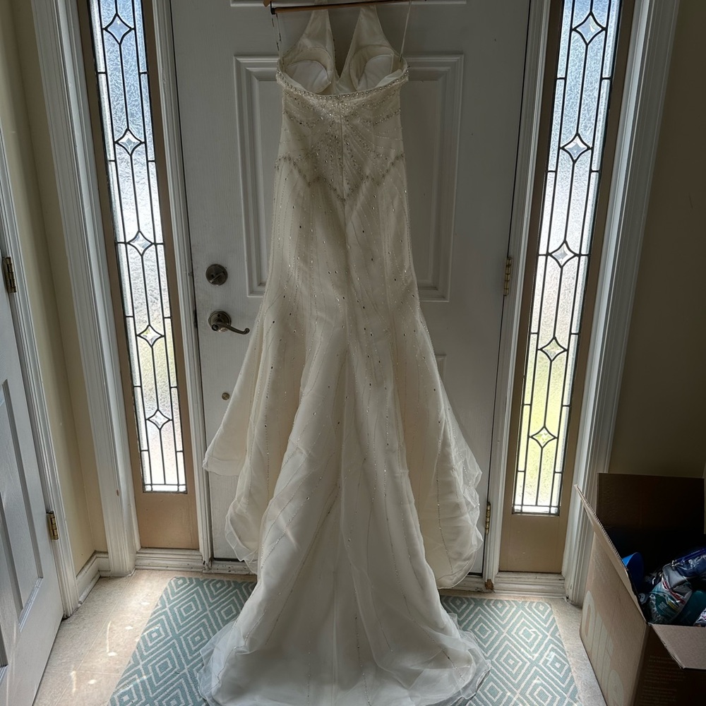Elegant beaded ivory Wedding Dress with train - Picture 9 of 16